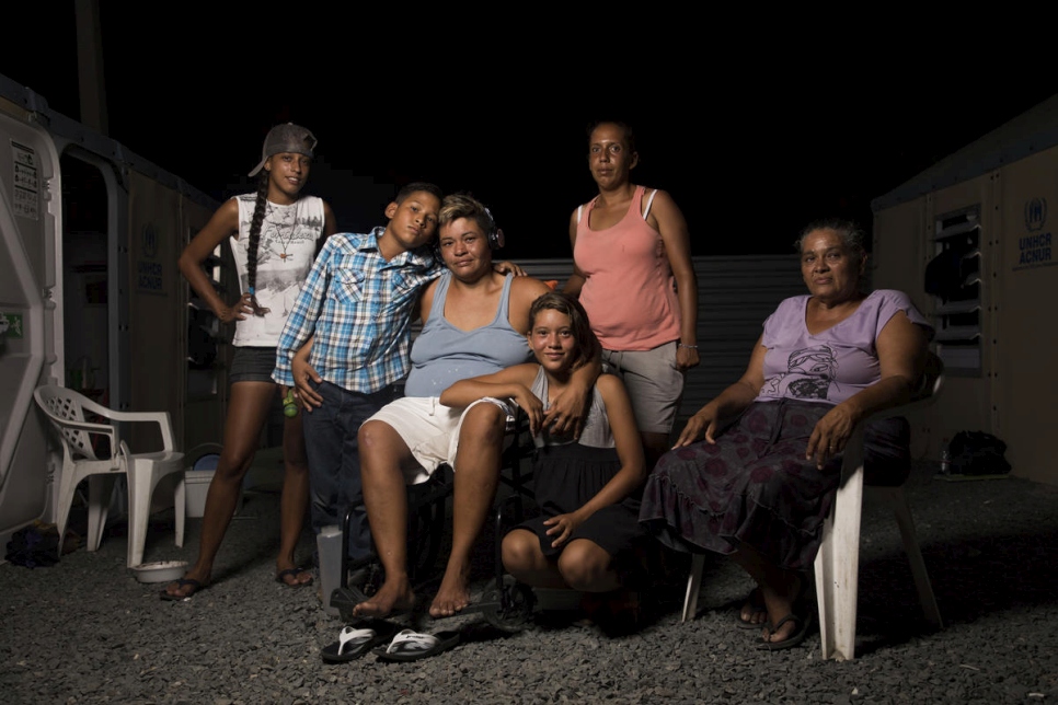 La familia de Moisés con su hermana Valentina en el albergue Rondon 3 en Boa Vista, Brasil. 