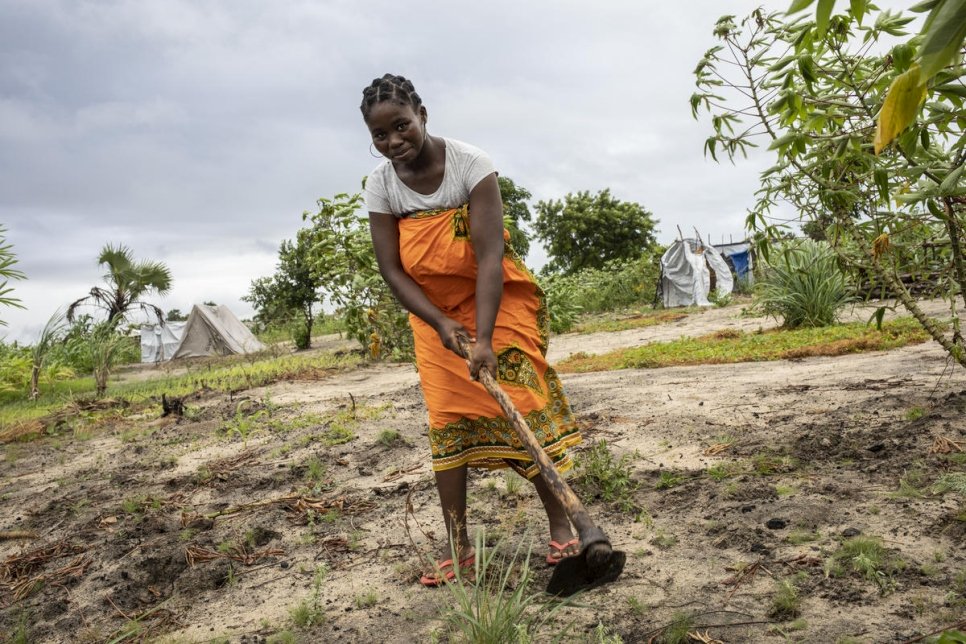 أنجلينا، 31 عاماً، تعمل في قطعة الأرض وفرتها الحكومة لها ولزوجها في منطقة موتوا.