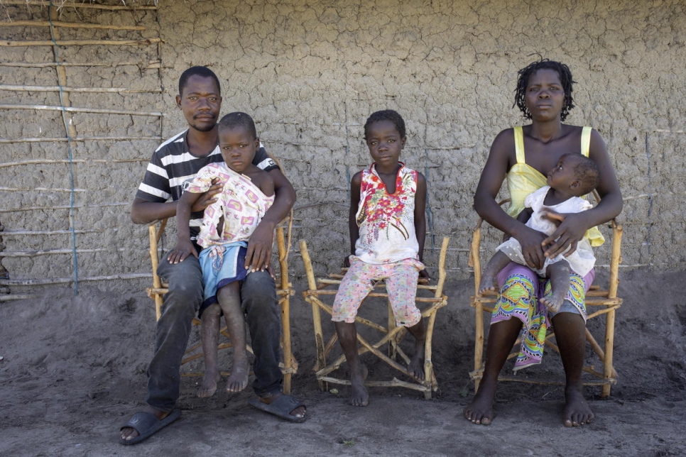 أميليا وزوجها الميدا جوا، 34 عاماً، وأطفالهما روزا وإلياس والسوفينا، أمام منزلهم في سافان. تم نقلهم إلى هناك من قبل الحكومة بعد إعصار إيداي قبل عام.