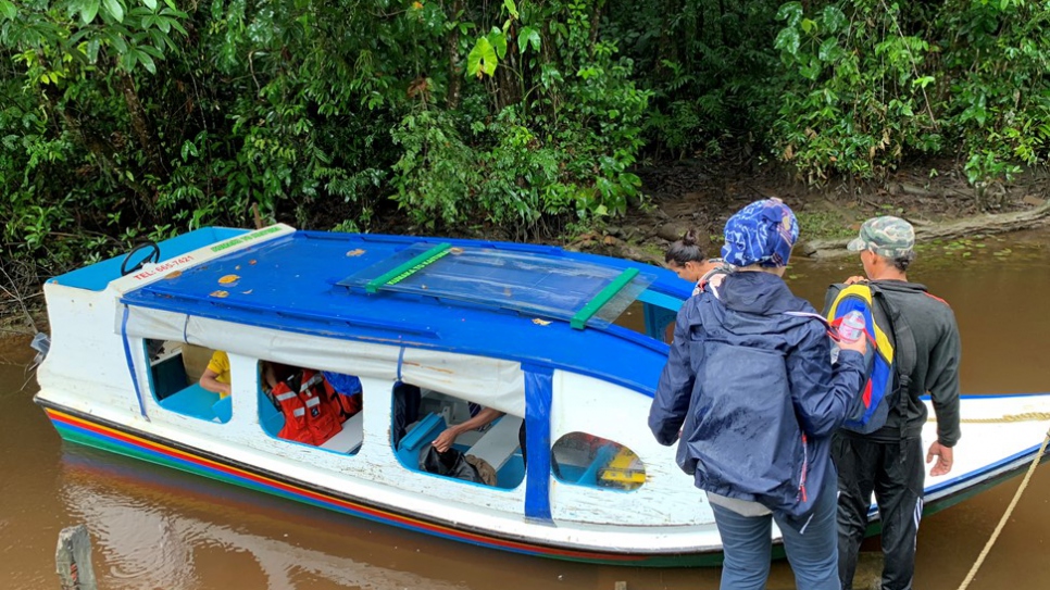 Barco utilizado para transportar equipos PRIMES a lo largo del río Aruka, Región 1, Mabaruma. 