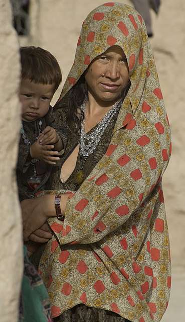 عدد كبير من العائدين هم أرامل مع أطفال صغار. هذه المرأة هي واحدة من بين آلاف المستفيدين من برنامج المأوى التابع للمفوضية في بول أي خمري، شمال أفغانستان.