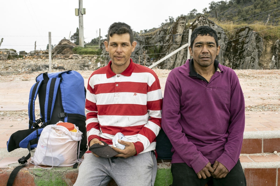 Víctor Sivira, de 33 años, llegó al paso de Berlín con su amigo y compañero de viaje, Alexander Pérez, después de caminar durante varios días desde la frontera entre Venezuela y Colombia. 