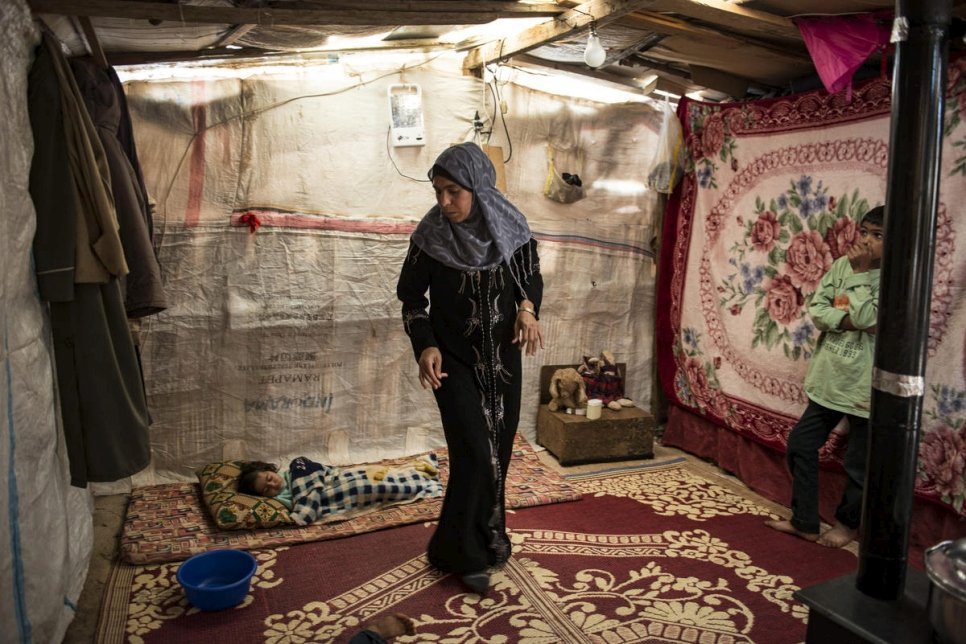 صورة أرشيفية للاجئة السورية حسناء في خيمتها في سهل البقاع، لبنان، مارس 2014.
