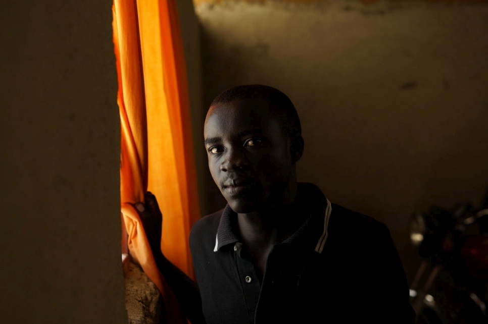ريتشارد ماليامونغو، 23 عاماً، يأمل في افتتاح متجر لبيع الهواتف للاجئين الآخرين.