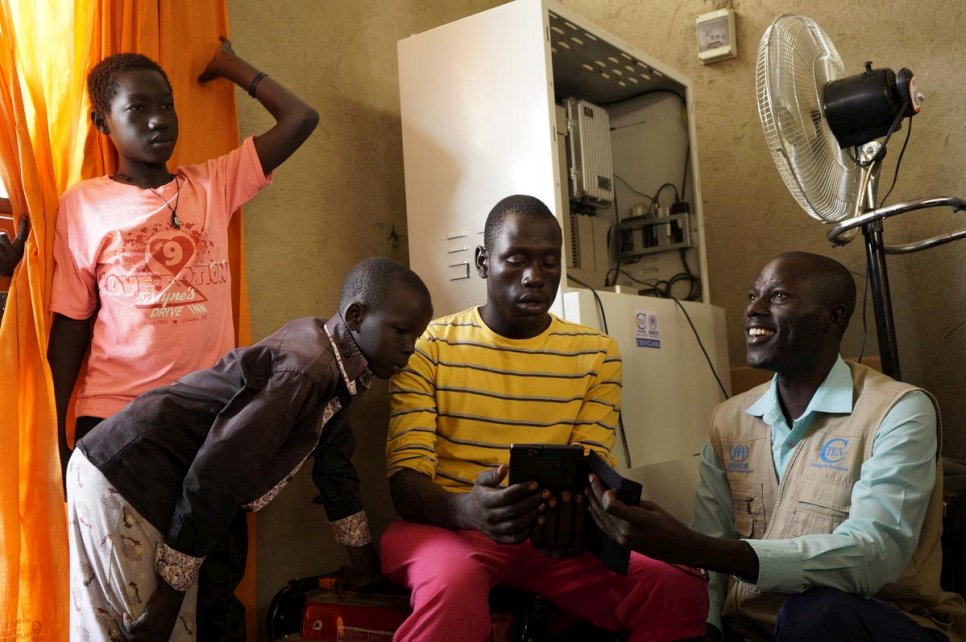 اللاجئ الجنوب سوداني بيتر باتالي يقود مبادرة مجتمعية تساعد الشباب الأوغنديين في الوصول إلى منصات التعلم على شبكة الإنترنت. تسمح أوغندا للاجئين بالعمل وإنشاء المشاريع التجارية والتملك.