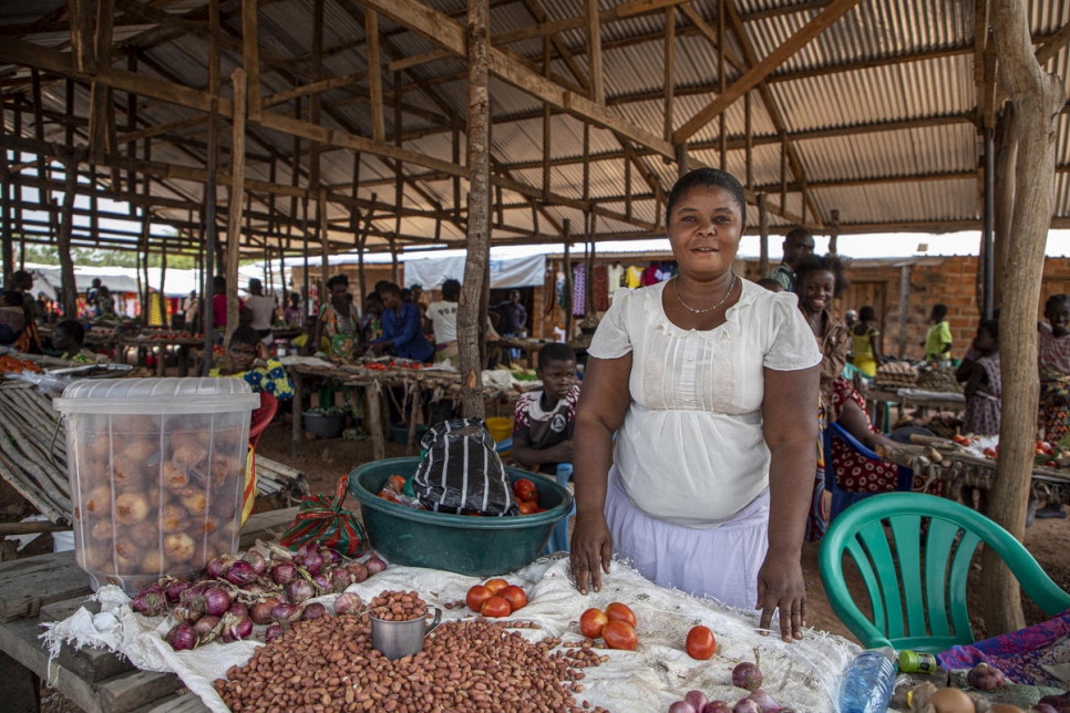 موكيا تشونغو، وهي لاجئة من جمهورية الكونغو الديمقراطية، تقف أمام بسطة سوق في مخيم مانتابالا، زامبيا.