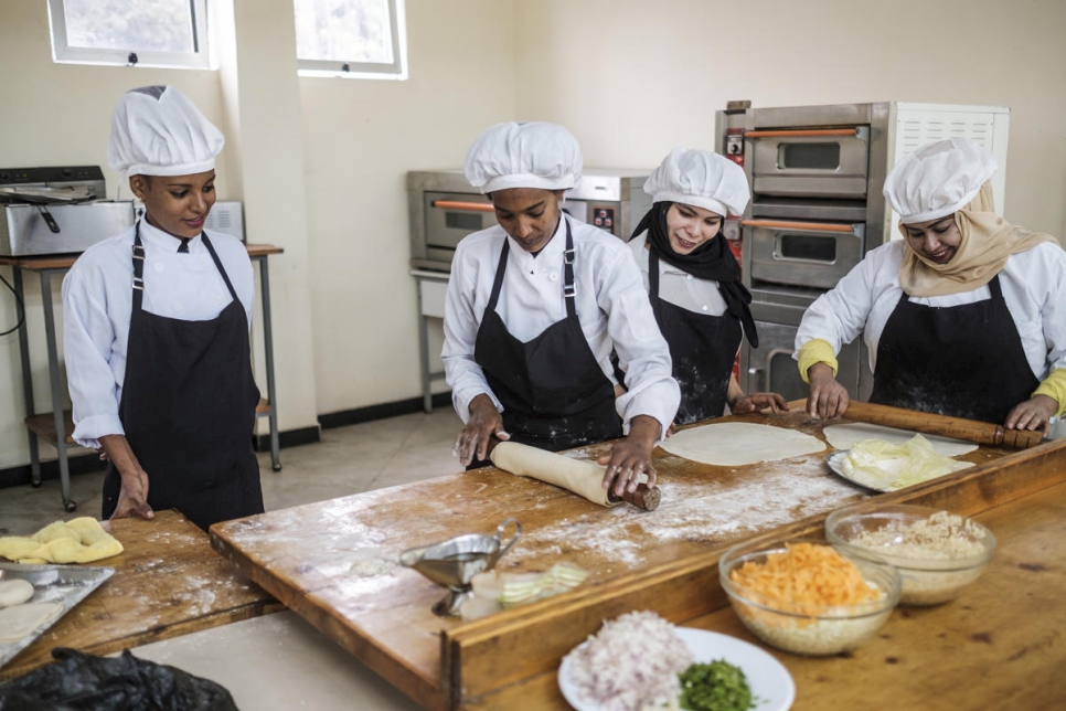 لاجئون وإثيوبيون يعدون الطعام معاً كجزء من دورة للطهي في كلية نيفاس سيلك للفنون التطبيقية في أديس أبابا، إثيوبيا.