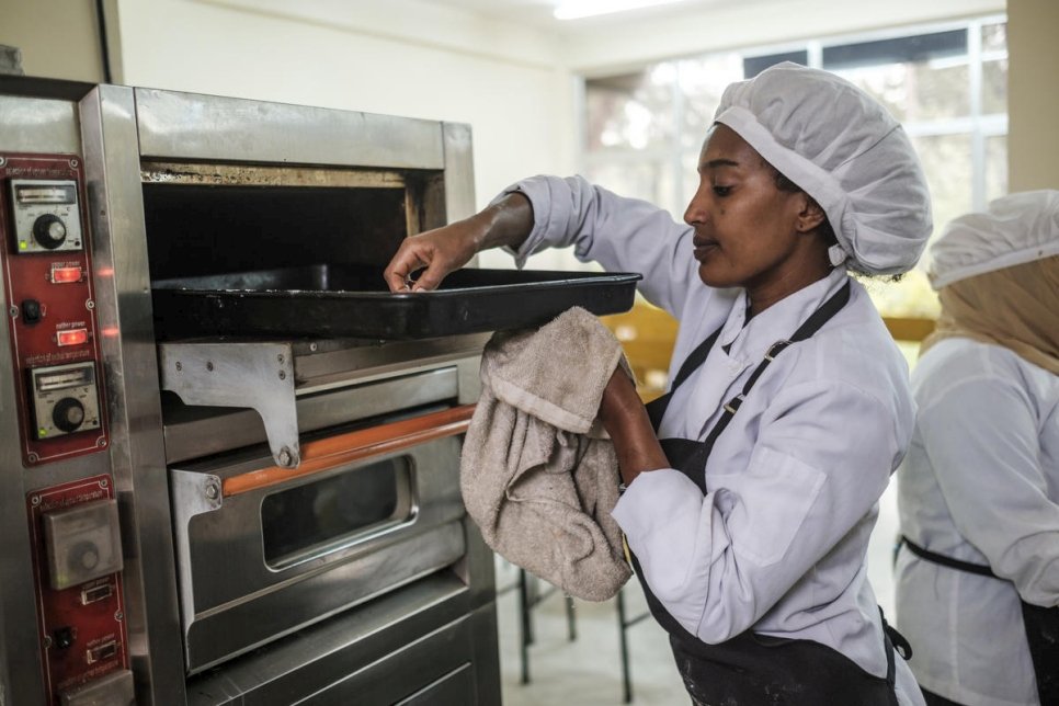 يانتشينو، امرأة إثيوبية، تعد الطعام كجزء من دورة للطهي للمواطنين واللاجئين في كلية نيفاس سيلك للفنون التطبيقية في أديس أبابا، إثيوبيا.