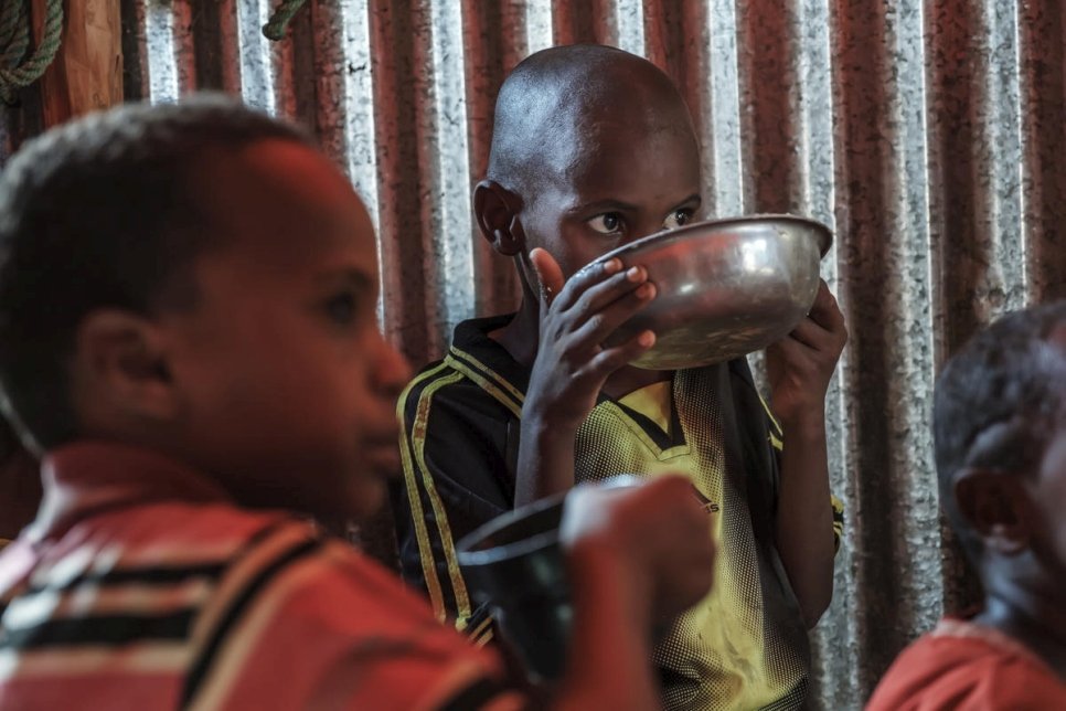 أطفال لاجئون صوماليون يأكلون في مدرسة "وورلد فيجن" والتي تستخدم كمأوى مؤقت في بور أمينو، إثيوبيا.