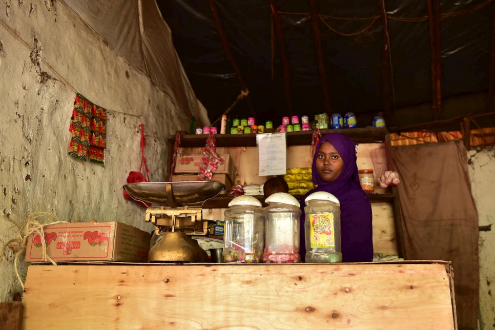 فوزية، 23 سنة، من إثيوبيا تدير متجر بقالة في مخيم كاكوما للاجئين في كينيا.