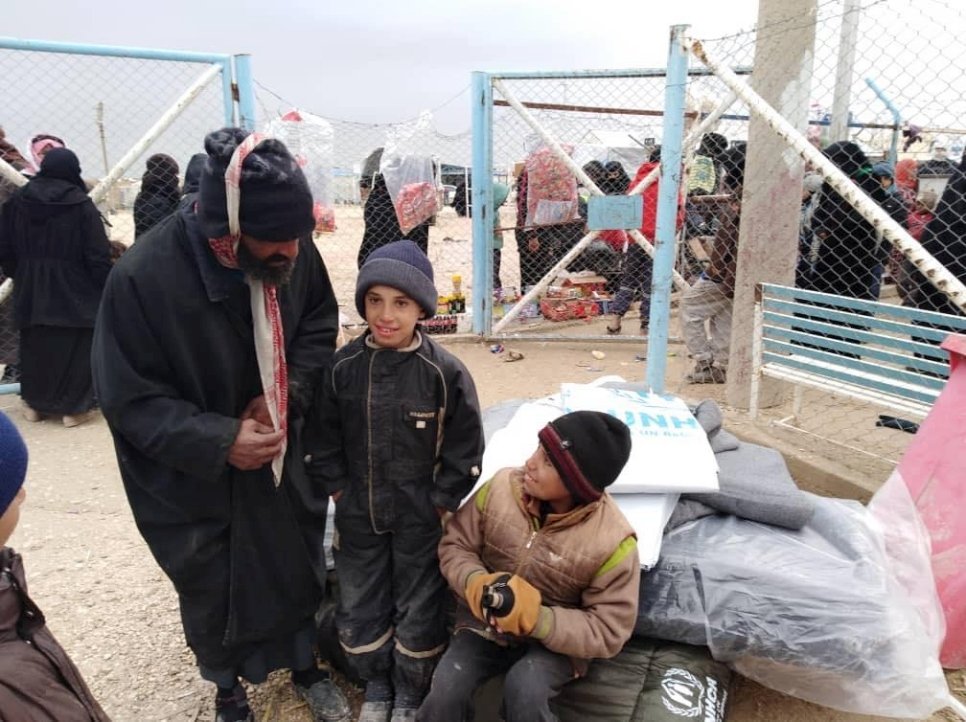 Des familles syriennes attendent de recevoir un abri et des articles de secours, au camp d'Al Hol à Hassakeh.  