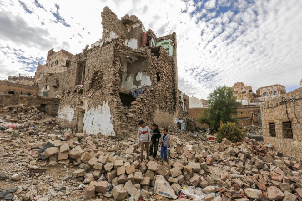 Des Yéménites déplacés se tiennent parmi des décombres dans la vieille ville de Sanaa, au Yémen. Février 2017.  