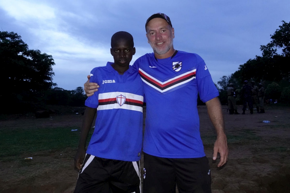 Patrick Amba, de 14 años, con el entrenador del Sampdoria Marco Bracco tras el programa de entrenamiento de tres días.