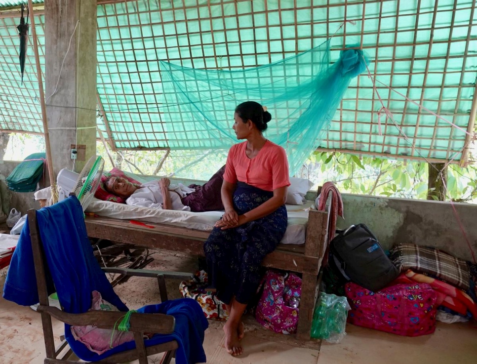 Una pareja espera tratamiento médico en un monasterio budista en Buthidaung, el cual recibe a personas de rakhine recientemente desplazadas como resultado de la actual inseguridad. 