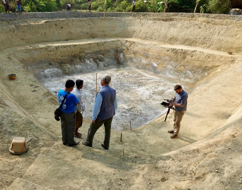 Filippo Grandi, Alto Comisionado de la ONU para los Refugiados, visita un proyecto de reserva de agua para la comunidad local en Maungdaw, Myanmar, que permite a los residentes recoger el agua de lluvia. 