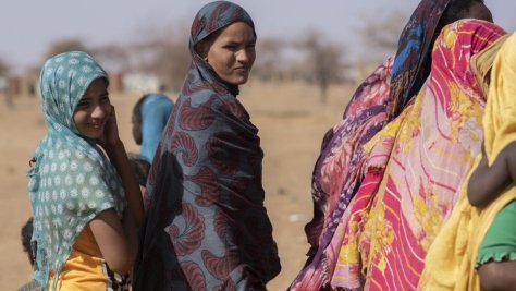 Des réfugiées maliennes rassemblées à un point de distribution d'aide dans le camp de Goudoubo, au Burkina Faso, le 3 février 2020.