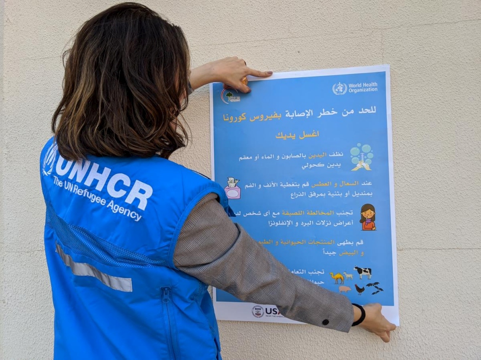 Le HCR et ses partenaires mènent des campagnes de sensibilisation sur la lutte contre le Covid-19 dans les camps de réfugiés et de déplacés en Irak, en utilisant des affiches, des brochures et au moyen d'autres activités avec l'aide de volontaires de proximité. 