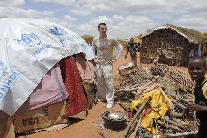 Jesús Vázquez visits Somali refugees in huts made of wood and UNHCR plastic sheeting at Ifo camp, Dadaab.