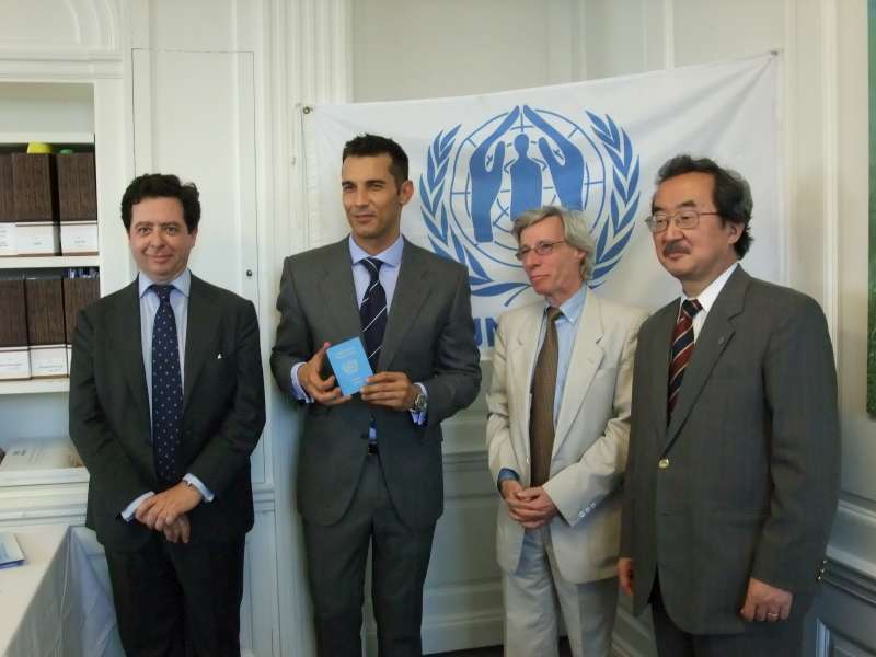 Jesús Vázquez attends an induction ceremony in UNHCR’s New York office. 