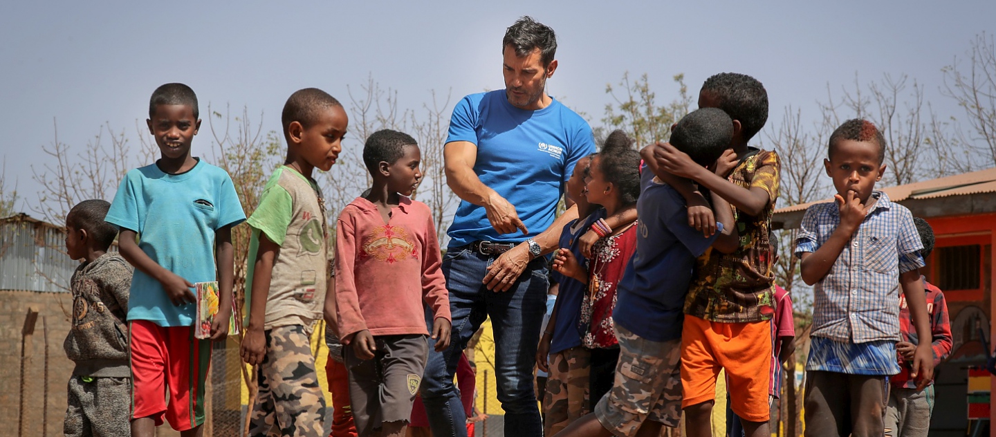 In 2018, UNHCR Goodwill Ambassdor Jesús Vazquez visited the Shire refugee camps (north of Ethiopia), where 900,000 refugees dwell.