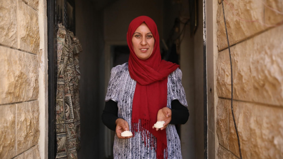 Après avoir suivi une formation de fabrication de savon sur Internet, Midia Said Sido, réfugiée syrienne, produit du savon chez elle pour ses enfants et d'autres réfugiés dans sa communauté du sud du Liban. 