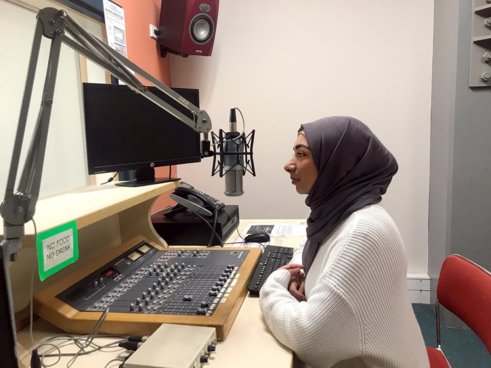 تتبادل نرجس الزيدي، وهي عراقية سابقة تبلغ من العمر عشرين عاماً ومقدمة برامج إذاعية، معلومات حول فيروس كورونا مع مستمعيها في ويلينغتون، نيوزيلندا. 