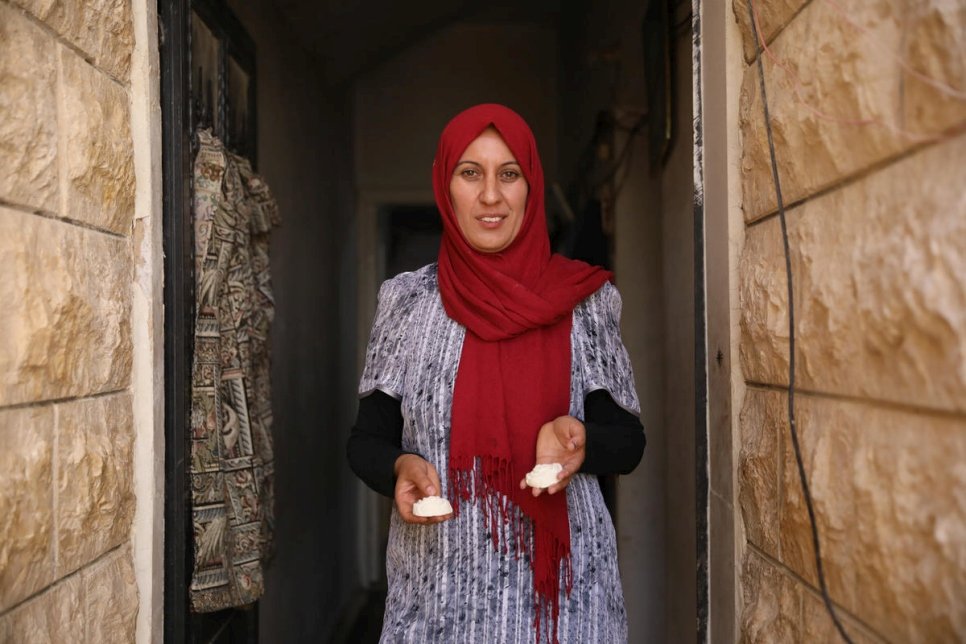 بعد انضمامها لدورة افتراضية في صناعة الصابون، قامت اللاجئة السورية ميديا ​​سعيد سيدو بصنع الصابون في المنزل لأطفالها واللاجئين الآخرين في مجتمعها في جنوب لبنان. 
