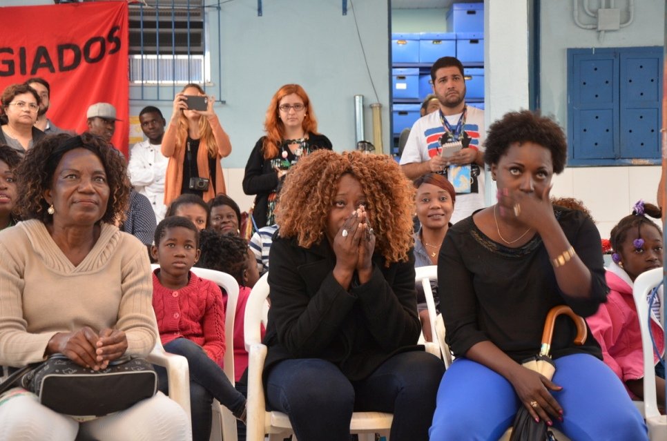 Des réfugiés congolais tendus regardent le match olympique de judo de Popole Misenga.