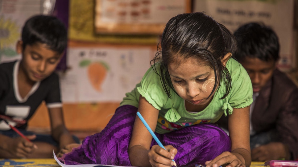 Asma, 8 ans, fait un dessin au centre d'apprentissage Rose 2 dans le camp de réfugiés de Kutupalong à Cox's Bazar, au Bangladesh, le 27 janvier 2020. 