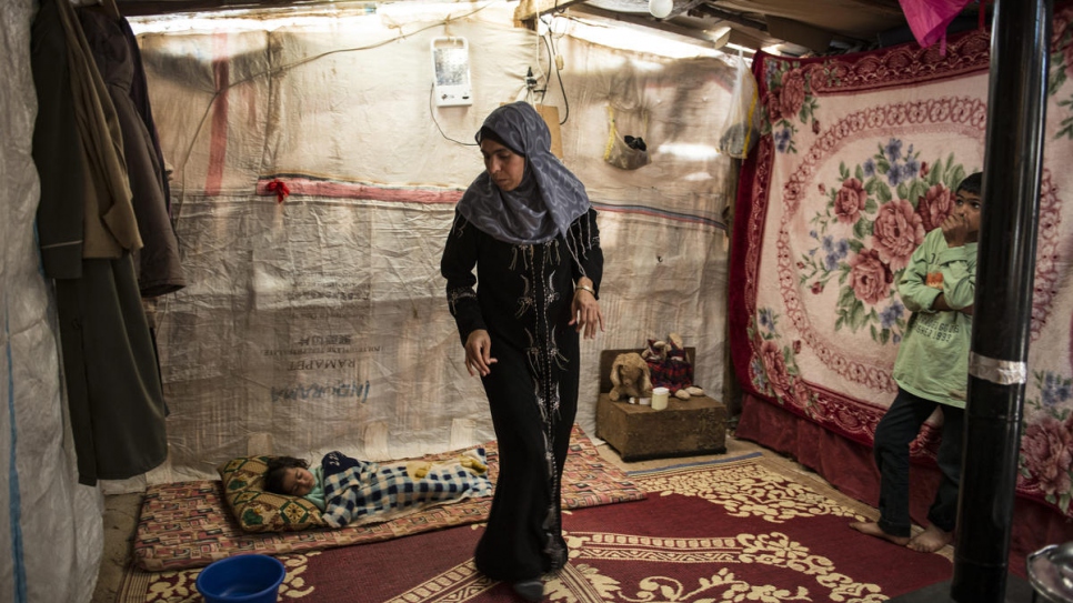 Photo d'archives de la réfugiée syrienne Hasna dans sa tente dans la plaine de la Bekaa, au Liban. Mars 2014. 