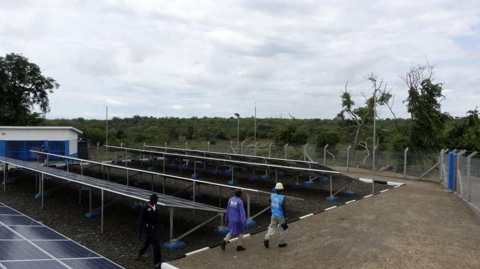 Richard Ochaya, du HCR, inspecte les panneaux solaires installés pour le projet d'approvisionnement en eau de l'installation de réfugiés de Bidibidi en Ouganda. 