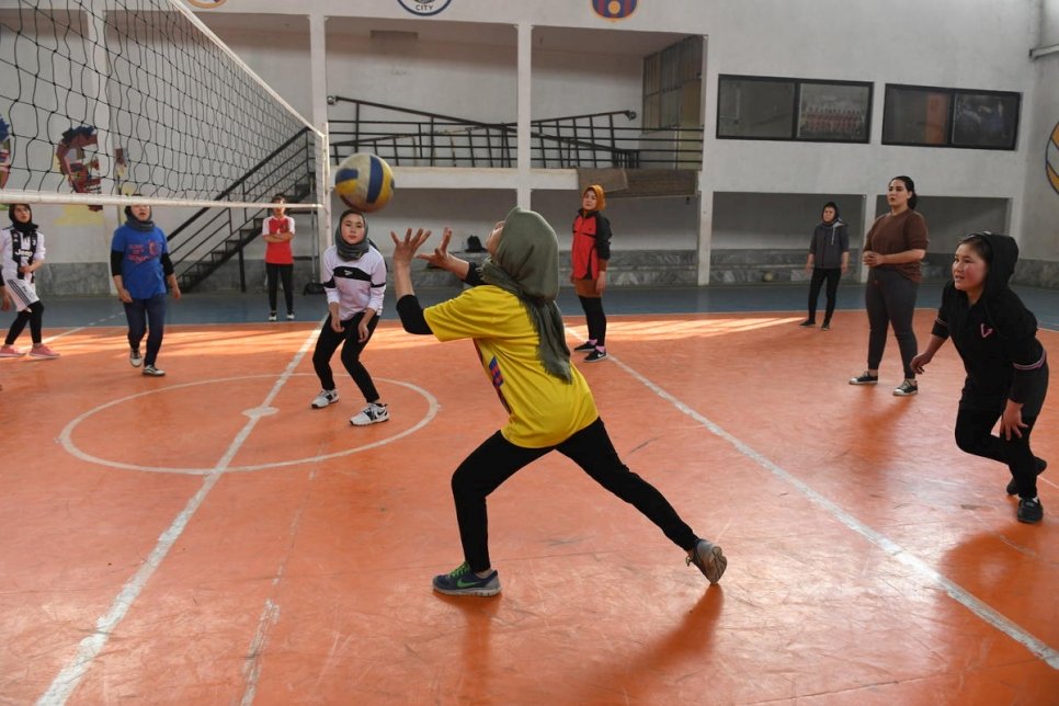العائدة الأفغانية كوبرا يوسفي تشارك في تدريب على الكرة الطائرة في صالة رياضية في كابول، أفغانستان.
