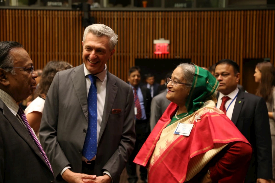 Le Haut Commissaire des Nations Unies pour les réfugiés Filippo Grandi s'entretient avec la Première Ministre Sheikh Hasina lors de la réunion de haut niveau  le Pacte mondial sur les réfugiés à New York. 