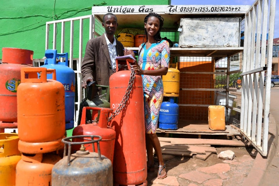 Une réfugiée burundaise se tient  devant sa boutique de bouteilles de gaz à Kigali, la capitale rwandaise. Novembre 2018. 