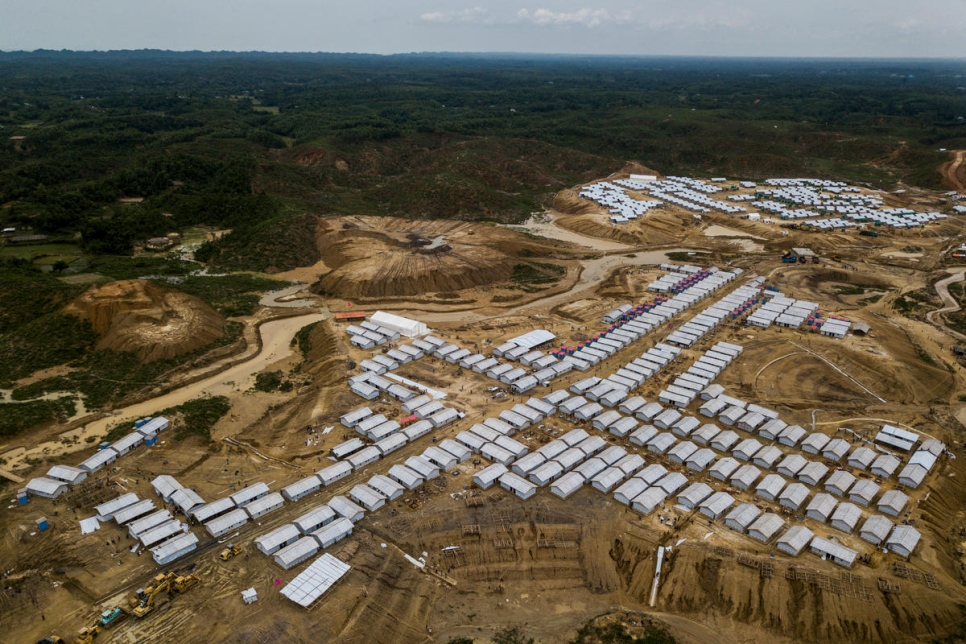 La zone d'extension 4 (à l'avant-plan) où sont logés des centaines de réfugiés rohingyas qui vivaient jusque-là dans des tentes installées dans d'autres zones à risque de glissements de terrain à Kutupalong, le plus vaste camp de réfugiés du monde. 