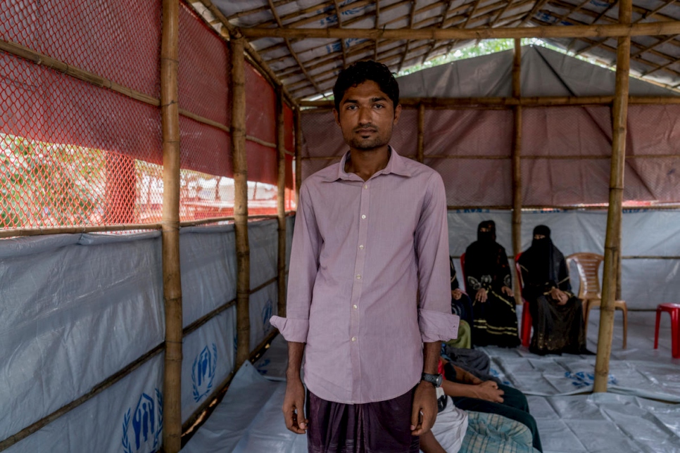 Ruhul Amin, 21 ans, prend la pose avant de rencontrer le Secrétaire général des Nations Unies, António Guterres, le Président du Groupe de la Banque mondiale, Jim Yong Kim, le Haut Commissaire des Nations Unies pour les réfugiés, Filippo Grandi, et la Directrice exécutive du Fonds de Nations Unies pour la population, Natalia Kanem, au camp de transit du HCR à Kutupalong, au Bangladesh. 