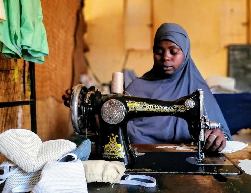 Niger. Don't die, please buy – Malian artisan refugees make COVID-19 face masks