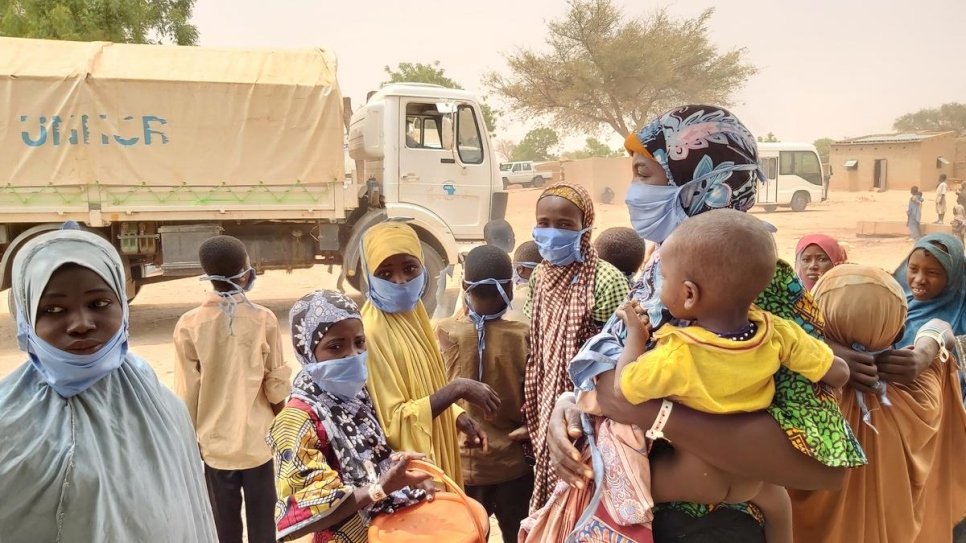 Des réfugiés originaires du Nigéria, lors de leur relocalisation, en juin, dans un village soutenu par le HCR et le gouvernement, Dan Dadji Makaou au Niger, où ils sont désormais en sécurité après des attaques contre leurs maisons. 