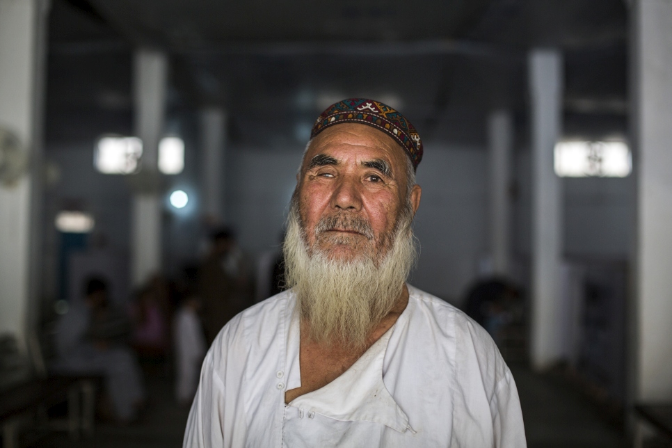 Mulan Birdi, dans un centre de rapatriement volontaire du HCR à Peshawar au Pakistan. Il a fui l'Afghanistan au moment de l'invasion soviétique en 1979. Il explique que ses yeux et son corps sont malades et qu'il veut rentrer chez lui.  