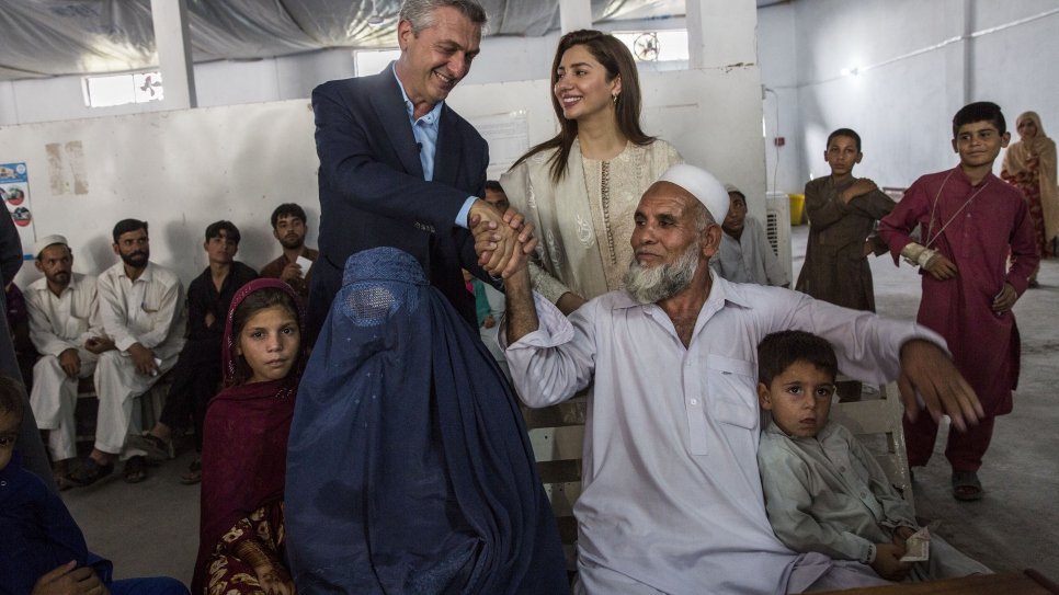 Dans un centre de rapatriement volontaire près de Peshawar, au Pakistan, le Haut-Commissaire des Nations Unies pour les réfugiés Filippo Grandi et Mahira Khan rencontrent des réfugiés afghans qui préparent leur retour en Afghanistan. 