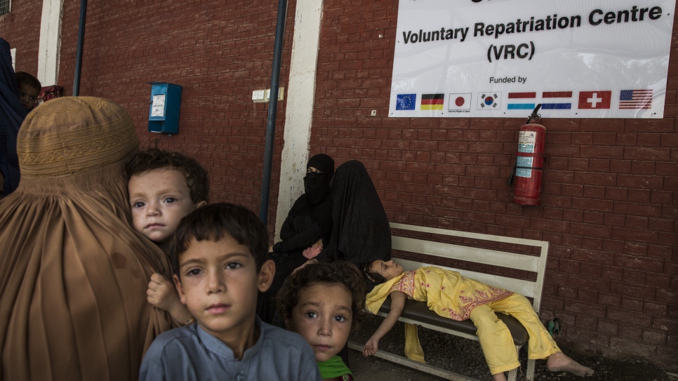 Dans un centre de rapatriement volontaire du HCR à Peshawar, au Pakistan, des réfugiés afghans préparent leur rapatriement en Afghanistan avec l'aide du HCR, après avoir passé des décennies en exil.