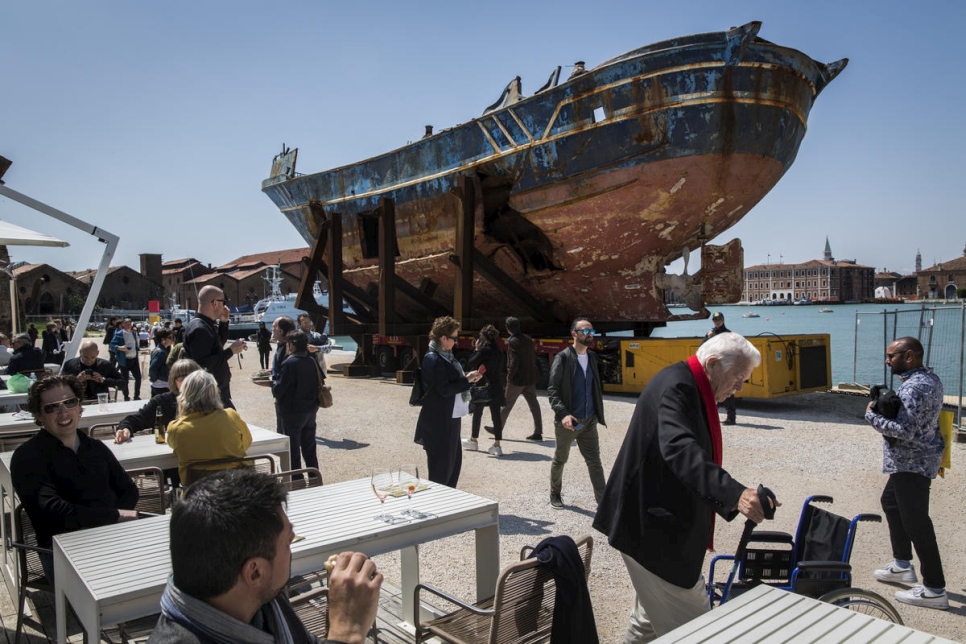 L'épave d'un bateau, qui a coulé en Méditerranée en avril 2015 et causé la perte d'au moins 800 réfugiés, est exposée à la Biennale de Venise. L'épave a été récupérée des fonds marins par les autorités italiennes et remorquée jusqu'à Venise par l'artiste helvético-islandais Christoph Buchel.  