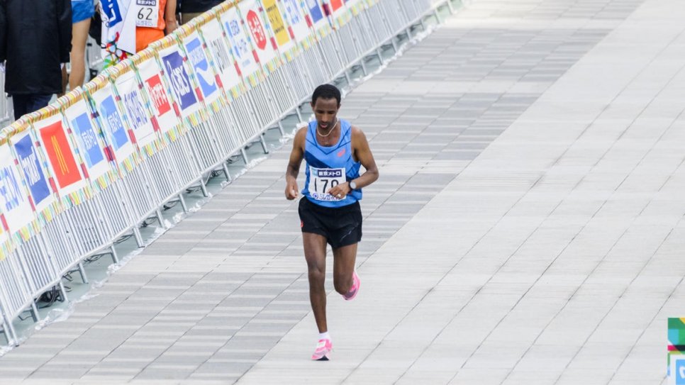 Yonas approaches the finish line of the Tokyo Marathon 2020.