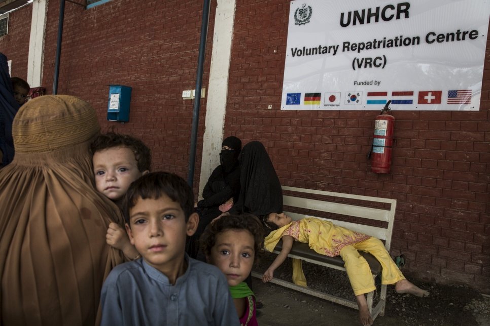 لاجئون أفغان في مركز للعودة الطوعية تابع للمفوضية بالقرب من بيشاور، باكستان. يستعدون للعودة إلى أفغانستان بمساعدة المفوضية.