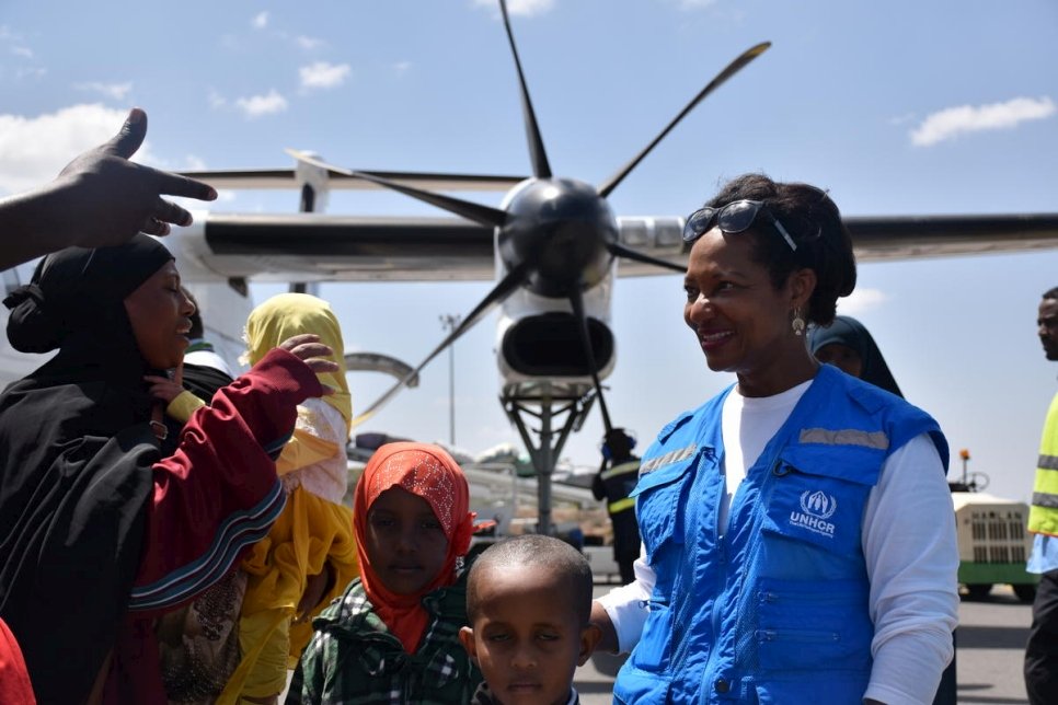 آن إنكونتر، ممثلة المفوضية في إثيوبيا، ترحب بالعائدين في المطار في ديري داوا، إثيوبيا. 