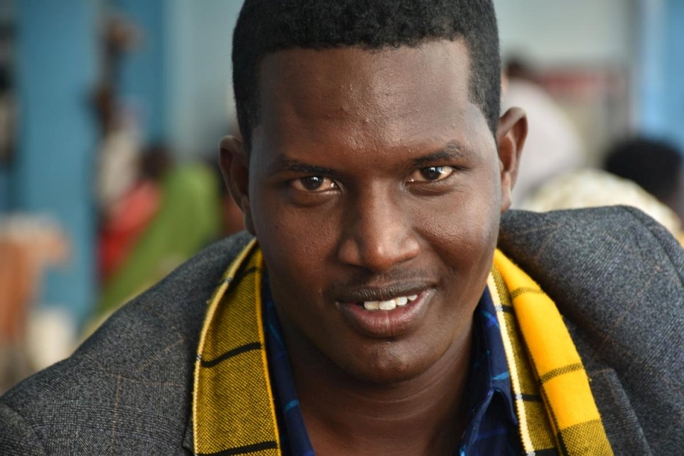 عبد الرشيد محمد، 24 عاماً، يبتسم بعد وصوله إلى ديري داوا، إثيوبيا بعد خمس سنوات في كينيا. 