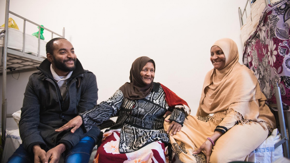 Fadumo Nour Zein, âgée de 81 ans, est assise entre sa fille Fatima et son petit-fils Ali.  Fadumo avait perdu tout contact avec sa fille Fatima lorsque cette dernière a fui la Somalie en 1991. 