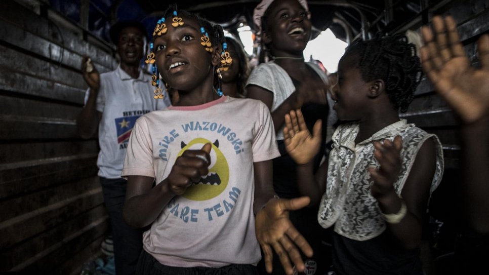 De jeunes rapatriés congolais chantent lors de leur rapatriement depuis l'Angola vers Kananga dans la province du Kasaï, en République démocratique du Congo. 