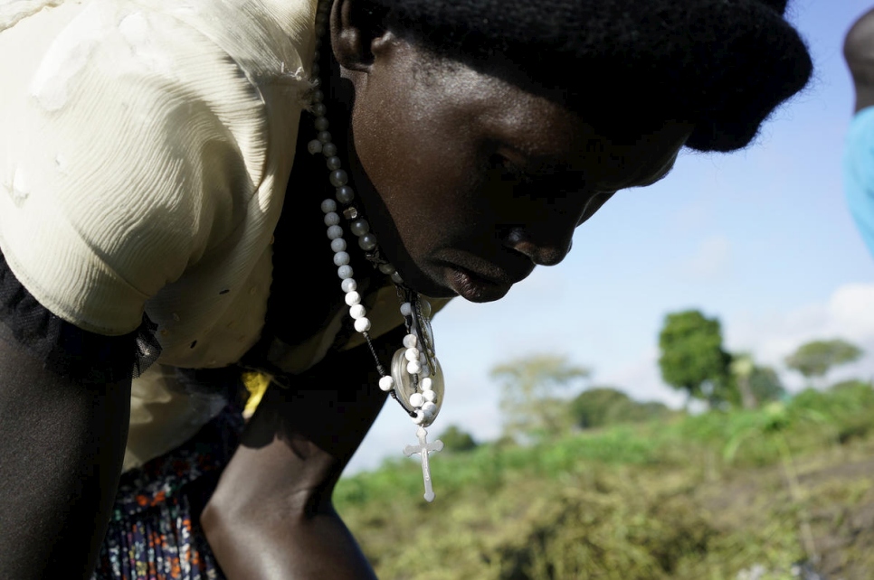 كوين، التي فرت من الصراع في جنوب السودان، تعتني بمحاصيلها في أوغندا. 