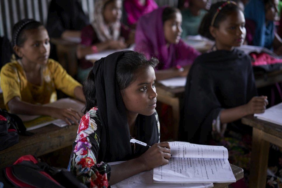 لاجئة تحضر حصة لتعليم الرياضيات في مخيمات كوتوبالونغ ببنغلاديش. 